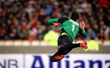 جنجال گلر پرسپولیس برابر ۱۰ هزار هوادار نساجی 