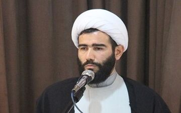 امدادرسانی امام جمعه کوهسرخ به خودروهای گرفتار در برف 