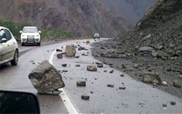 ریزش سنگ در محور کندوان یک فوتی و یک مصدوم برجای گذاشت