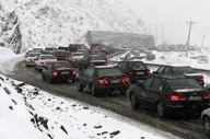 برف و ترافیک در محورهای کندوان و هراز؛ هشدار جدی به رانندگان 