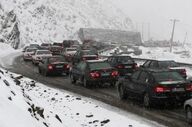 برف و ترافیک در محورهای کندوان و هراز؛ هشدار جدی به رانندگان 