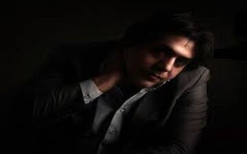 عکس عاشقانه آقای خواننده کنار خانم مجری