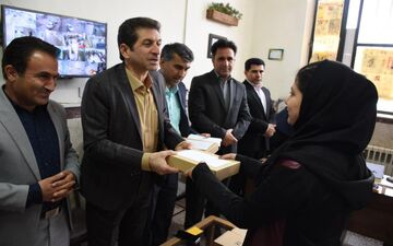 دلجویی مدیرکل آموزش و پرورش کرمانشاه از دانش آموزانی که منازلشان را آب گرفته است+ تصاویر
