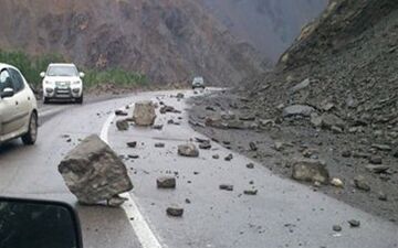 ریزش کوه در جاده چالوس 