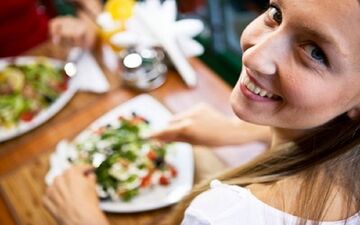 تغذیه مناسب زنان در گروه های سنی مختلف باید چگونه باشد ؟