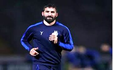 لبخند ستاره مصدوم استقلال به بازی النصر