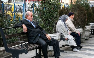افزایش ناچیز مبلغ حکمت کارت بازنشستگان/ با ۱۰۰ هزار تومان حتی یک روغن هم نمی‌توان خرید!