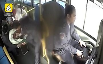 عمل انسان‌دوستانه راننده و مسافران اتوبوس پس از تصادف آمبولانس! +فیلم