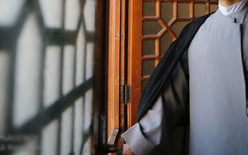 ماجرای «شاه کلید» یک روحانی برای جوان آس و پاس! +فیلم 