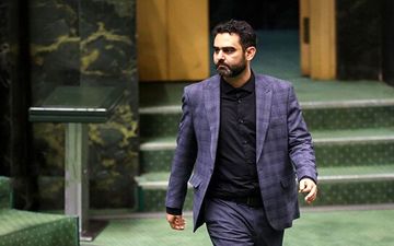 واکنش تند امیرحسین ثابتی درخصوص داشتن خط سفید و گوشی آیفون