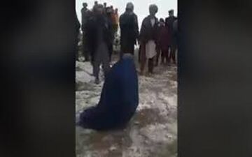 شلاق زدن دو زن به خاطر حرف زدن با مرد غریبه +فیلم 