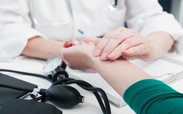 این نشانه ها در بدنتان می گوید فشار خون شما بالاست