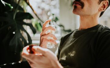 راز عطر زدن حرفه‌ای؛ چند پاف کافی است؟