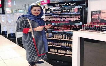 تیپ خانم بازیگر در حال خرید از یک فروشگاه آرایشی+ عکس
