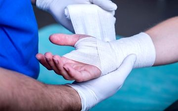 
در مواجهه با فردی که دچار سوختگی شده این اقدامات را انجام ندهید
