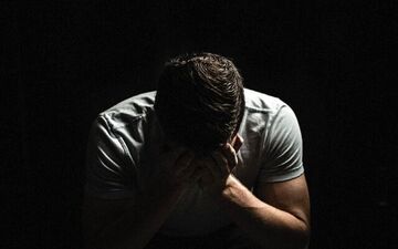 توبه مرد ۴۰ ساله در حرم امام رضا پس از رابطه پنهانی