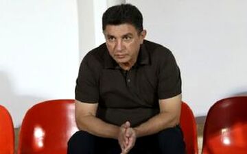 یک دستیار خارجی در کنار قلعه‌نویی 