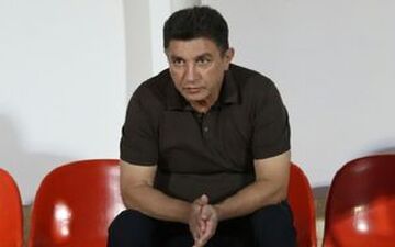 یک دستیار خارجی در کنار قلعه‌نویی 