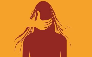 به خاطر ترس از اخراج شدن در برابر تعرض مدیرم سکوت کردم 