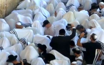 حرکات عجیب یهودیان در مراسم مذهبی کنار دیوار ندبه+فیلم