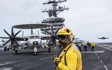 استقرار ناوهواپیمابر و بمب افکن استراتژیک آمریکا در شبه جزیره کره