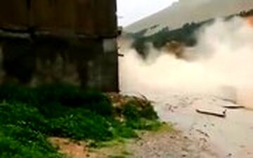  لحظه فروریختن خانه دو طبقه در سیل خرم آباد