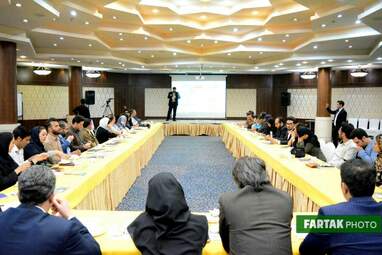  نشست هم‌اندیشی تورلیدرها برای جذب گردشگر  در سالن آناهیتا هتل پارسیان کرمانشاه 