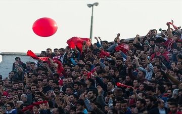 حاشیه دیدار گسترش فولاد - پرسپولیس/ شعار علیه پروین، مرحوم نوروزی، بیرانوند و احمدزاده!