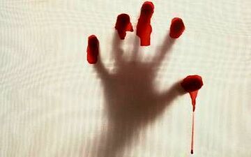 ویدیو/ حماقت مردجوان حادثه ساز شد/ پرتاب شدن وحشتناک از قطار پس از برخورد با میله