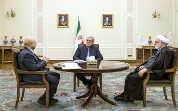 تأکید سران قوا بر استفاده حداکثری از ظرفیت‌ها برای تحقق شعار سال 1404