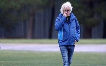 لیست نیازمندی‌های شفر روی میز افتخاری 
