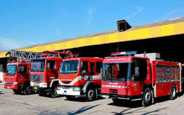 جست‌وجوی آتش‌نشانان برای یافتن کارگر جوان در چاه فاضلاب + تصاویر 