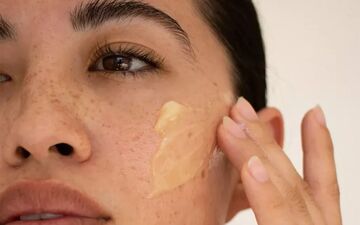 بالم، روغن یا میسلار واتر؟ بهترین پاک‌کننده آرایش برای پوست شما کدام است؟
