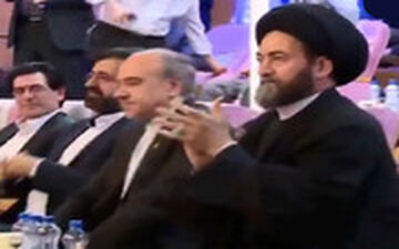  امام جمعه اردبیل در حال تشویق تیم ملی والیبال در استادیوم
