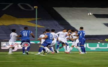 تصاویری دیدنی از جدال زیبای استقلال تهران با استقلال خوزستان 