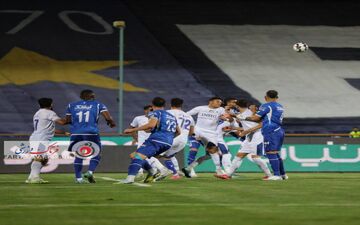 تصاویری دیدنی از جدال زیبای استقلال تهران با استقلال خوزستان 