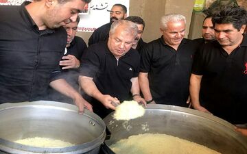 عکس/علی پروین و فرشاد پیوس پای دیگ نذری