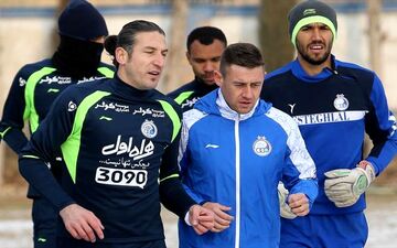 قرمزها به دنبال ترکاندن دو بمب استقلال