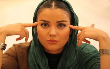 تصاویری جذاب از افسانه پاکرو با لباس ساده و گشاد/ خانم بازیگر گونی هم تنش کنه بهش میاد!