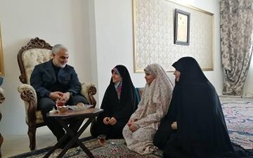  اعضای خانواده شهید محرابی در روز عرفه با سردار سلیمانی