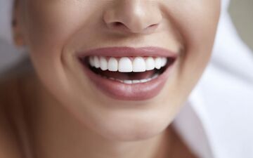 سن مناسب برای کامپوزیت دندان: از چه سنی میشود کامپوزیت کرد؟
