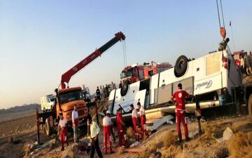 واژگونی اتوبوس در جاده اسلام‌آبادغرب به کرمانشاه 40 مصدوم بر جای گذاشت 