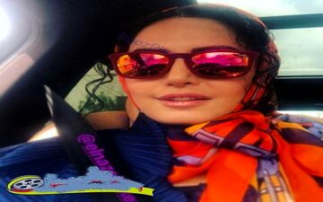 تیپ و عینک خاص و متفاوت النازشاکردوست در ماشین لوکسش