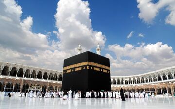 ویدئویی جالب از تمیز کردن پشت‌ بام خانه کعبه با ربات