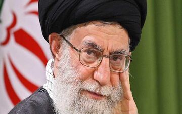 مهم‌ترین جمله رهبر انقلاب در سال ۹۷ انتخاب شد: 
اهل سازش بدانند آمریکا رو به افول است