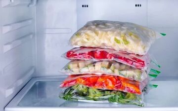 یخ زدن مواد داخل یخچال: چه علتی دارد و چگونه آن را حل کنیم؟
