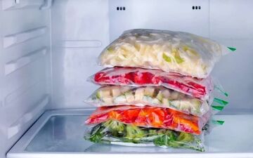 یخ زدن مواد داخل یخچال: چه علتی دارد و چگونه آن را حل کنیم؟