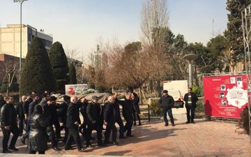 پیکر نویسنده فقید «کاوه بهمن» صبح امروز از مقابل پارک هنرمندان در تهران تشییع شد.