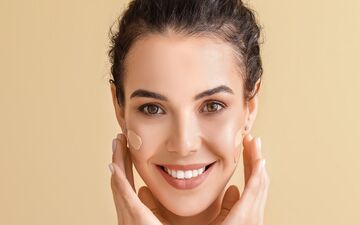 کدام برندهای کرم پودر پوشش‌دهی بالایی ارائه می‌دهند؟ راهنمای انتخاب برای آرایشی بی‌نقص

