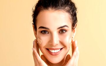 کدام برندهای کرم پودر پوشش‌دهی بالایی ارائه می‌دهند؟ راهنمای انتخاب برای آرایشی بی‌نقص

